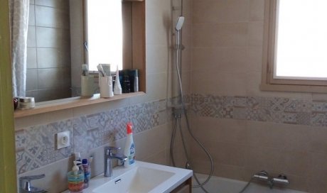 Réfection d'une salle de bain par la pose d'une baignoire et d'un meuble 2 vasques avec miroir